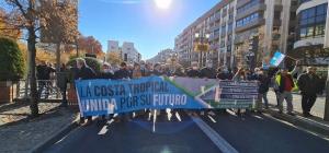 Manifestación por las calles de Granada convocada por la Plataforma para las Infraestructuras de la Costa Tropical, en imagen de archivo.