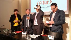 El alcalde, junto a la delegada de la Junta, el presidente de la Diputación y el de la Federación de Hostelería, prueba una de las gafas para visión en 360º.