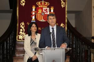 El delegado del Gobierno en Andalucía, Pedro Fernández, junto a la subdelegada del Gobierno en Granada, Inmaculada López Calahorro.