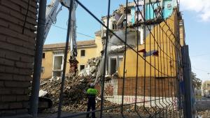 El plan pretende reutilizar materiales de demoliciones, como la de la imagen, en Santa Adela.
