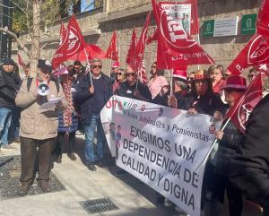 Concentración este jueves en la puerta de la sede de la Junta en Granada. 