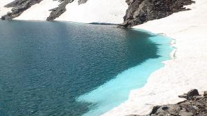 Vista de la playa de nieve en la Laguna de las Yeguas. 