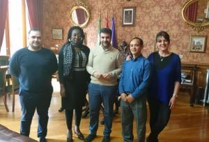 Participantes de proyecto, con el alcalde de Loja.