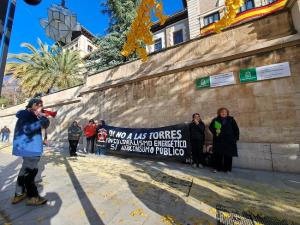 Representantes de Di no a las torres, este martes en Granada. 