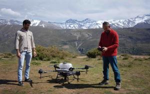 Jorge Castro, catedrático de Ecología de la UGR (dcha.) con uno de los drones para reforestación.