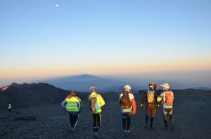 Ciclistas, tras dejar las bicis, al amanecer cerca del Veleta.