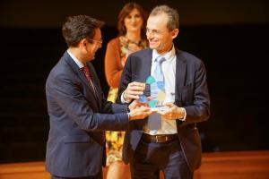 Pedro Duque recoge el premio del alcalde de Granada.