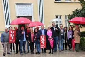 Representantes de la UGT y del comité dempresa, a las puertas del organismo.