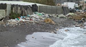 Invernaderos y basura pegados a la playa en la zona de Albuñol.