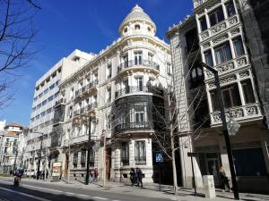 El emblemático edificio que albergó la Banca Rodríguez Acosta se convertirá en un hotel de lujo.