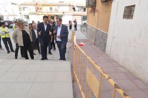 El presidente de la Diputación y el alcalde de Granada, con otras autoridades, en la visita a La Paz.