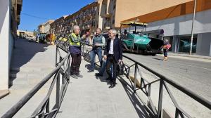 El alcalde de Órgiva en su visita a la zona de las obras. 