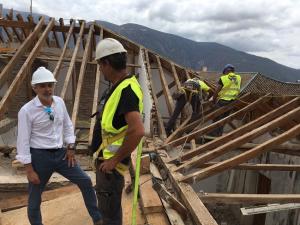 El alcalde, en su visita a las obras del tejado.