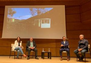 El alcalde y la primera teniente de alcalde, junto a los ingenieros, en la presentación del estudio.