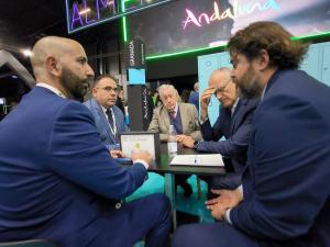 El alcalde y el teniente de alcalde con la dirección de El Fuerte Hoteles en Fitur. 