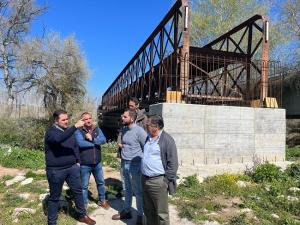 El diputado y el alcalde durante la visita al puente.