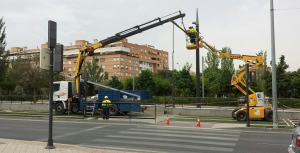 Trabajos de electrificación en el entorno del Palacio de Deportes, en la capital.