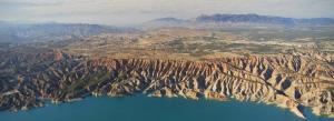 Espectacular vista del Negratín con los paisajes del Geoparque.