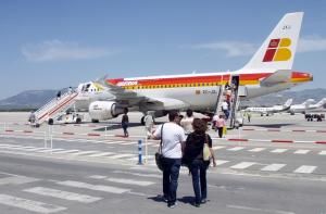Pasajeros embarcan en un avión de Iberia. 