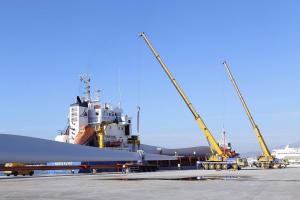 Embarque de palas eólicas en el Puerto de Motril.