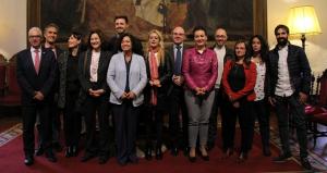 Miembros de la UGR y de Andalucía Emprende tras la firma del convenio. 