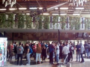 Estudiantes concentrados en la Facultad de Ciencias, donde se desarrolla el encierro.