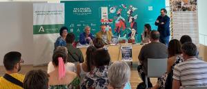 Encuentro cultural con el poeta Fernando Jaén (de pie) y autores de la revista Abiertamente.