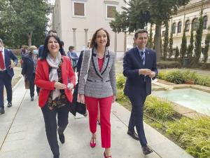 La ministra Reyes Maroto flanqueada por el alcalde de Granada y la subdelegada del Gobierno.