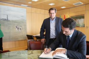 El consejero de Turismo firma en el libro de honor de la Diputación.
