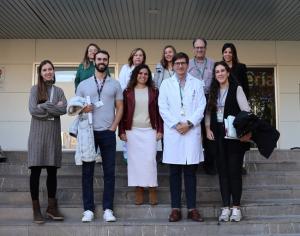 Equipo CSUR en la entrada del Hospital Neurotraumatología y Rehabilitación donde se hacen las intervenciones quirúrgicas.