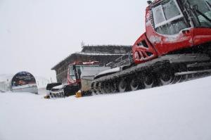  el servicio de pistas de Sierra Nevada ha empezado a trabajar el área esquiable.