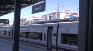 El AVE en la estación de Granada, en viajes previos al inicio del servicio comercial.