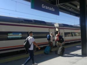 Viajeros en la estación de Granada. 