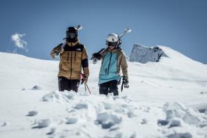 Dos esquiadores en Sierra Nevada. 