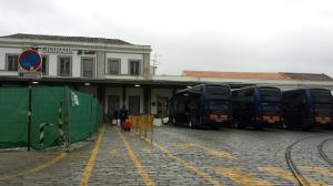 Imagen de los autobuses que trasladan a los viajeros en la estación de tren.