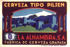 Primera etiqueta de Cervezas Alhambra, con Sierra Nevada al fondo y en primer plano el recinto monumental, tan característico de las primeras épocas.