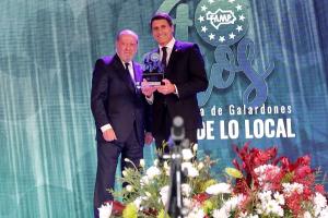 Pedro Fernández recibe el premio de Fernando Rodríguez Villalobos.