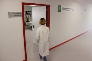 Una farmacéutica accede a la unidad de ensayos clínicos.