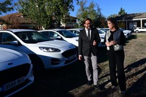 Antonio Granados y Carmen Lidia Reyes, junto a los nuevos vehículos. 