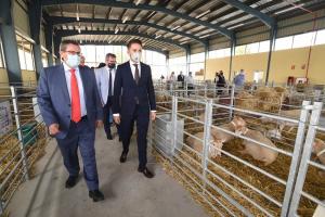 El presidente de la Diputación y el alcalde de Huéscar en la inauguración de la feria.