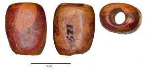 1. Cuenta de ámbar báltico recuperada en un contexto Neolítico en la Cova del Frare (Matadepera, Barcelona).