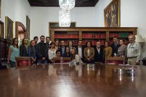 Entrega de las firmas en un acto celebrado en el Rectorado de la UGR.