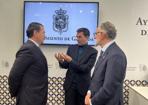 El alcalde habla con el director de Mercagranada, Adolfo Orti (izqda.) y el presidente de Mercasa.