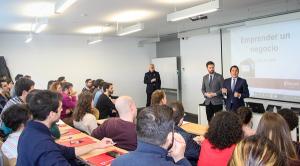 Cuerva y Martín Arcos en el inicio del curso este lunes.