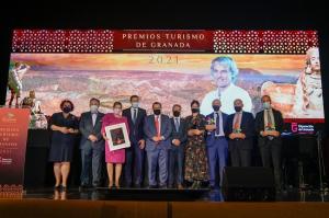 Foto de familia de los premiados y premiadas con las autoridades.