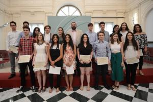Los estudiantes con mejores notas en Selectividad, en la sede de la Junta en Granada.
