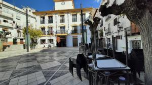 Terrazas de bares cerradas en la Plaza Mayor de Güéjar Sierra. 