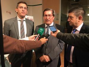José Entrena flanqueado por Francisco Reyes y José Luis Sánchez Teruel.