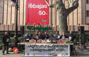 La Agricultura de Granada, en peligro de extinción, alerta la pancarta instalada en el puesto.