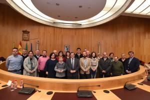 Alcaldes y alcaldesas de los municipios que pondrán fin a la exclusión financiera con los representantes de la Diputación.